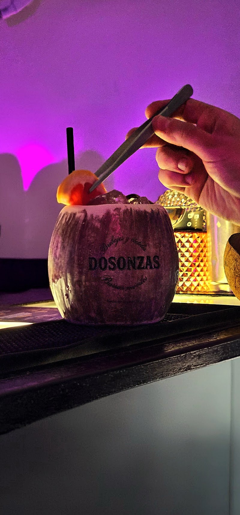 Cóctel en coco brandeado Dos Onzas